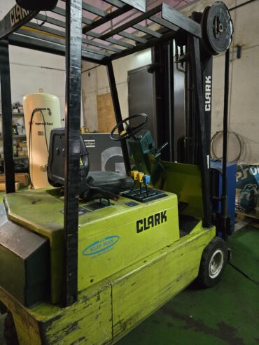 chariot elevateur Clark