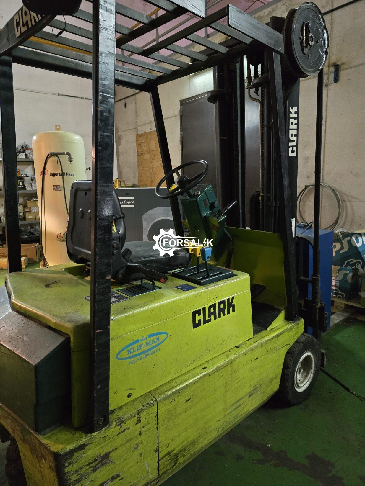 chariot elevateur Clark