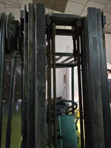 chariot elevateur Clark