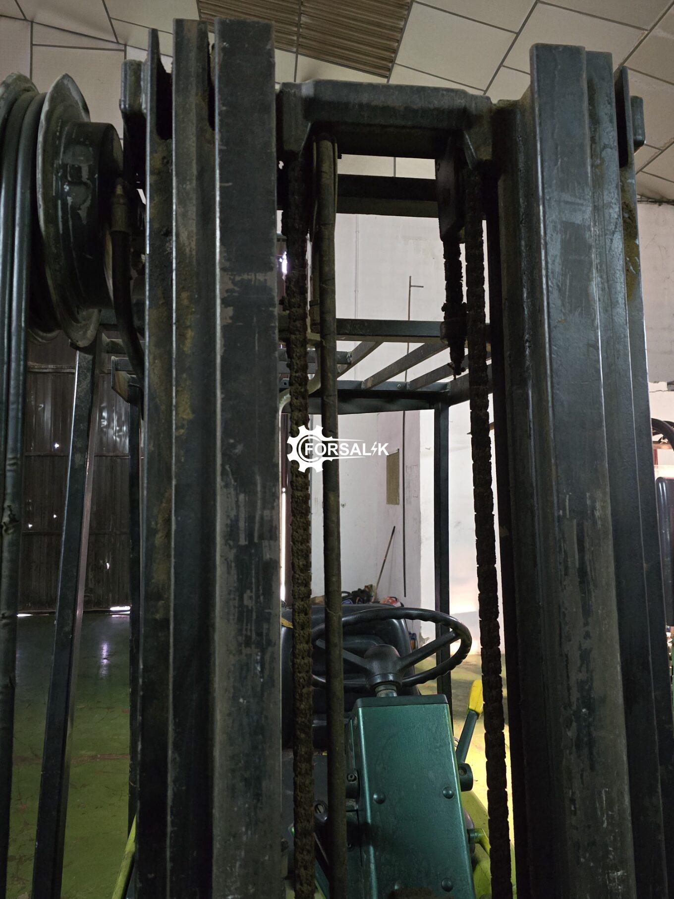 chariot elevateur Clark