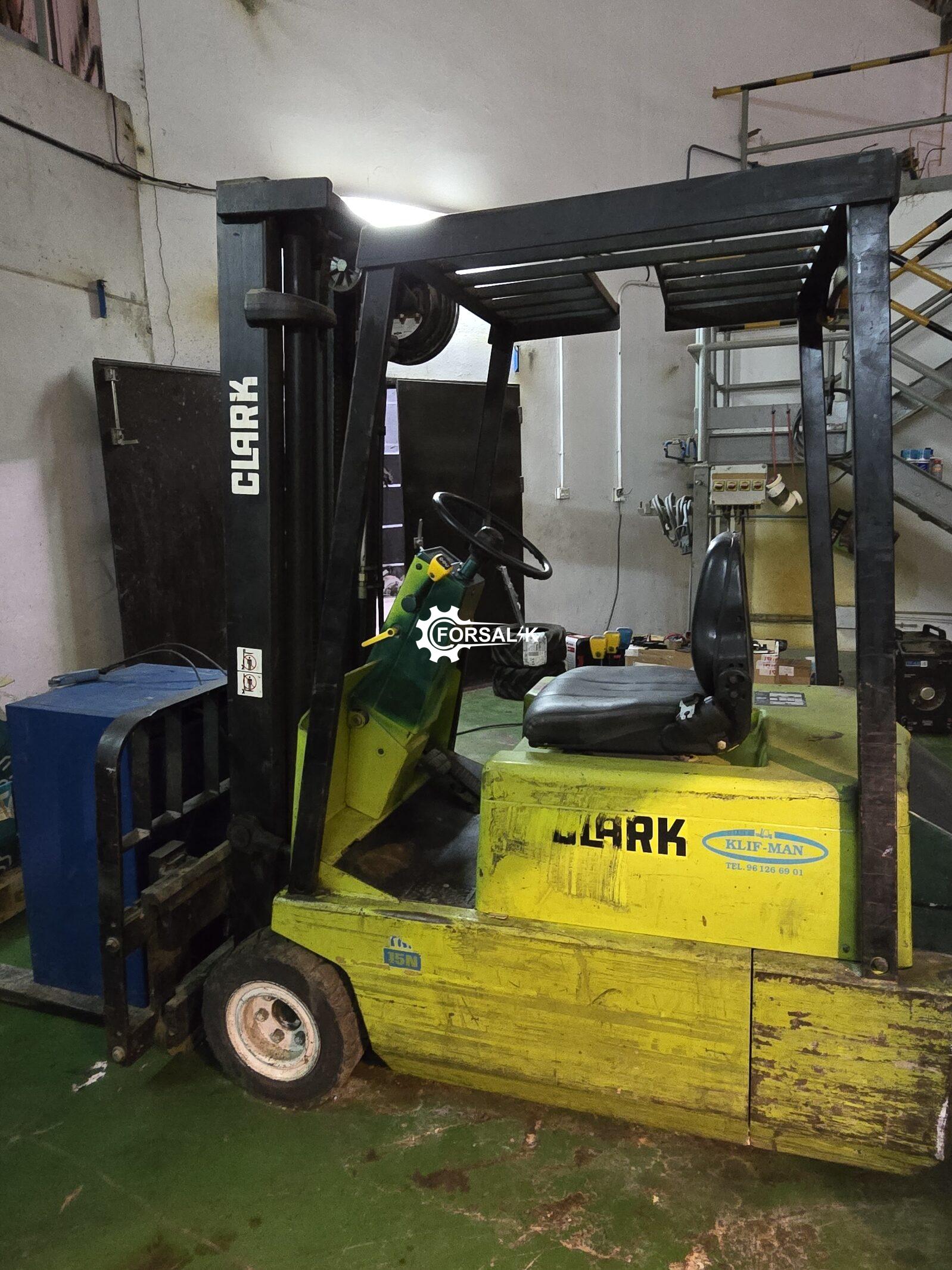 chariot elevateur Clark